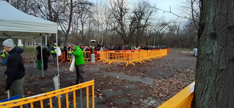 Már órákkal a kezdés előtt több százan álltak sorba a karácsonyi ételosztáson