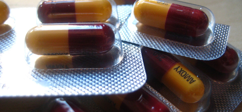 Fehér port találtak egy antibiotikumon, kivonta a forgalomból a gyógyszerhatóság