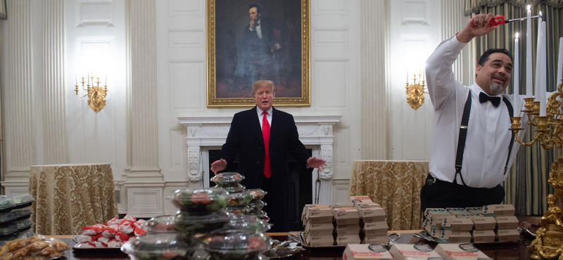 Donald Trump hamburgert rendelt a Fehér Házba, mert nincs, aki kiszolgálja