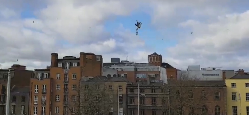 Videó: Jetpackkel repkedett egy ember Dublin felett