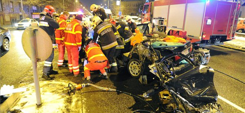 Fotó: Felismerhetetlenre tört egy autó a Nagyvárad téren