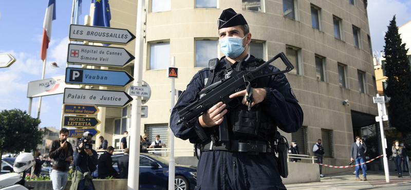 Késsel támadt rendőrökre egy férfi Cannes-ban