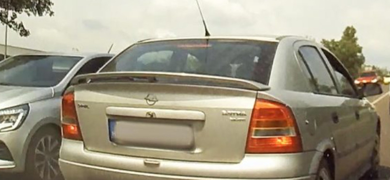 Elborult az agya az opelesnek, mert nem engedték besorolni – videó
