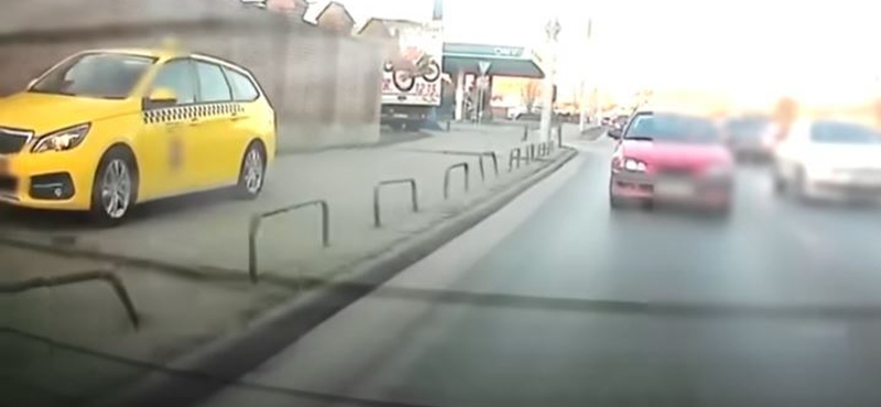 Ennek a budapesti taxisnak a járda a negyedik sáv a Könyves Kálmán körúton – videó