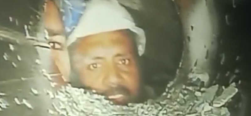 Elérték a beomlott indiai alagútban rekedt embereket a mentők (videóval)