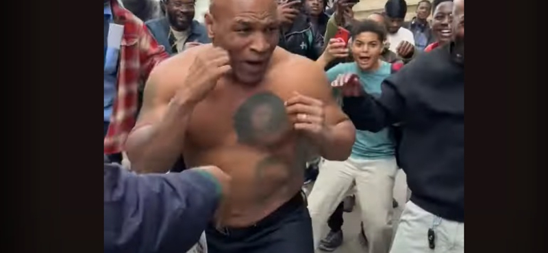 Félmeztelenül „boxolt” egy New York-i utcán Mike Tyson – videó