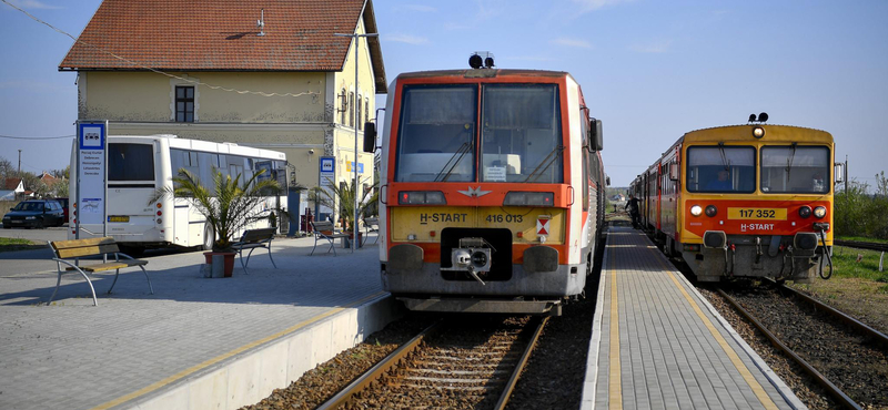 Itthon ez új: egy peronnál áll meg a vonat és a busz – fotók