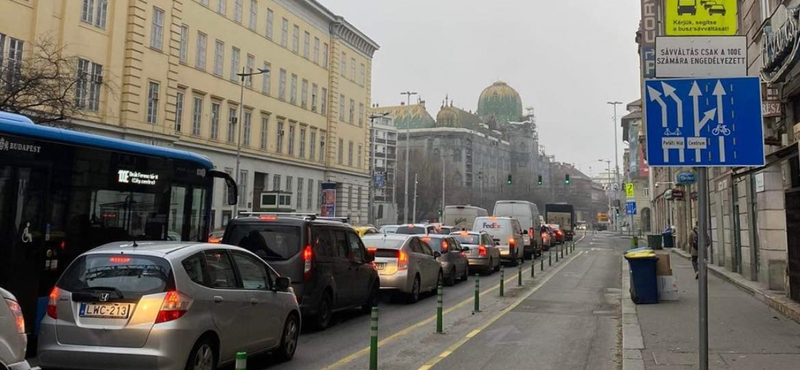 Egyedi közlekedési tábla jelent meg Budapesten, ilyet még biztos nem látott