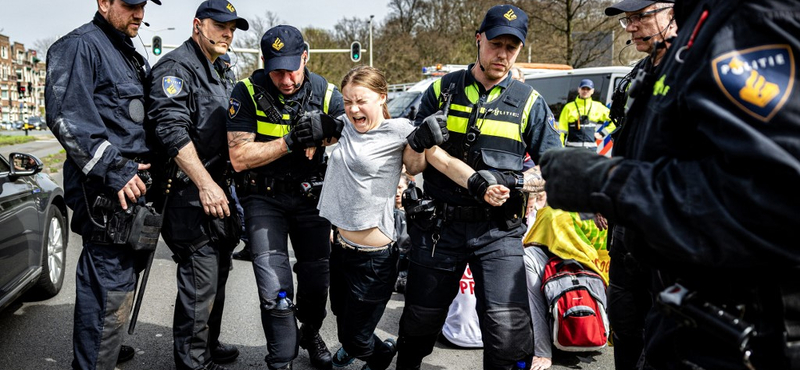 Lovasrendőrök várták Greta Thunbergéket Hágában - több mint száz aktivistát vittek be (videóval)