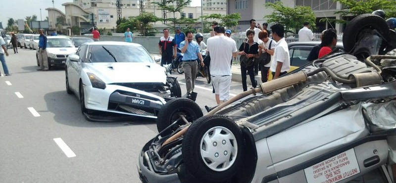 Tetejére borította a tanulókocsit egy Nissan GT-R - fotó