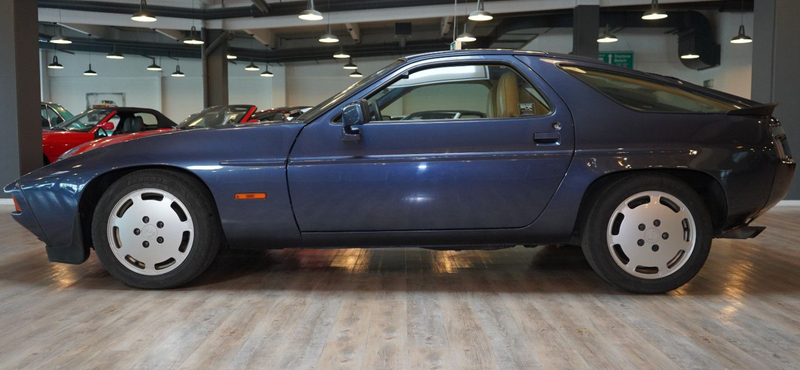 40 éves, mégis szinte vadonatúj bukólámpás Porsche vár új gazdára