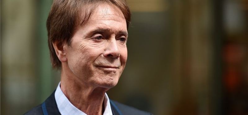 Cliff Richard pert nyert a BBC és a rendőrség ellen