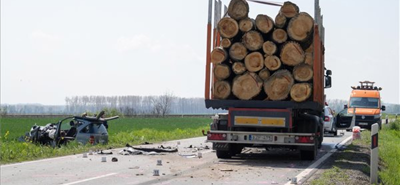 Felismerhetetlenségig roncsolódott egy autó, a sofőr a helyszínen meghalt – képek