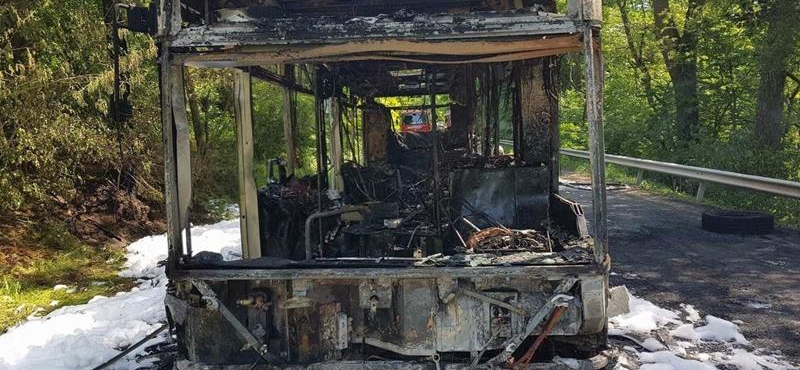 Fotók: Szinte semmi nem maradt a tegnap Pomázon kigyulladt buszból