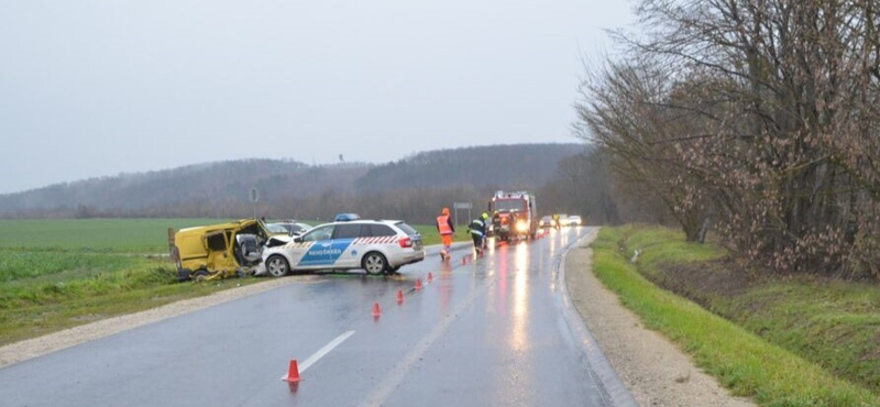 Rendőrautónak ütközött a sofőr, aki jogosítvány nélkül vezette közlekedésre alkalmatlan kocsiját