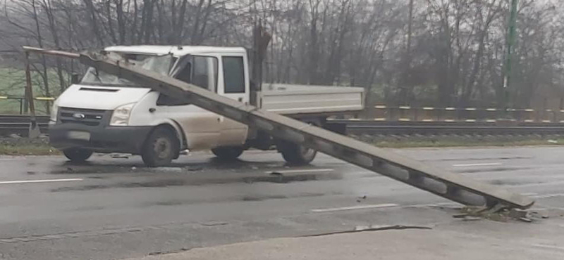 Öt villanyoszlop dőlt ki egy autóbalesetben Soroksáron