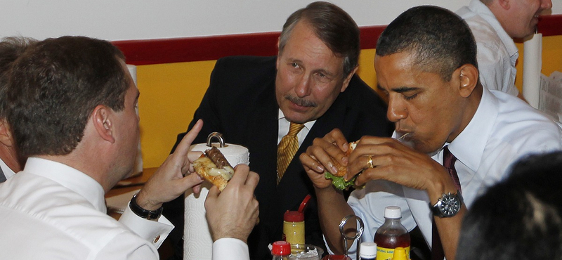 Fotó: Obama megint hamburgerrel ünnepelt