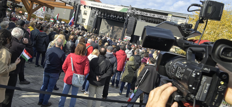 Tapétavágóval “felfegyverzett” férfit fogtak a rendőrök Orbán ünnepi beszédének helyszínén