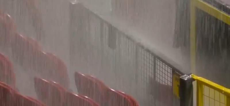 Vízözönszerű eső kapta el az Old Traffordot, még a vendégöltözőt is elárasztotta