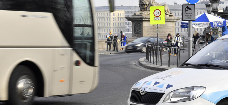 109 nyugdíjast és egy busztársaságot is felültetett a csalfa utazásszervező