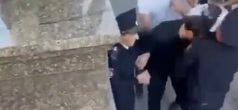 Tömegek tüntetnek a háború ellen Dagesztánban is, a rendőröket is megkergették – videó