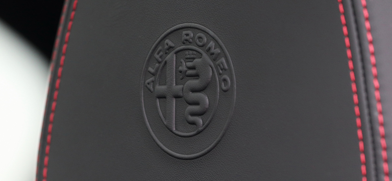 Az Alfa Romeo is beszáll az őrült számháborúba: 1000 lovas új elektromos divatterepjáró jön