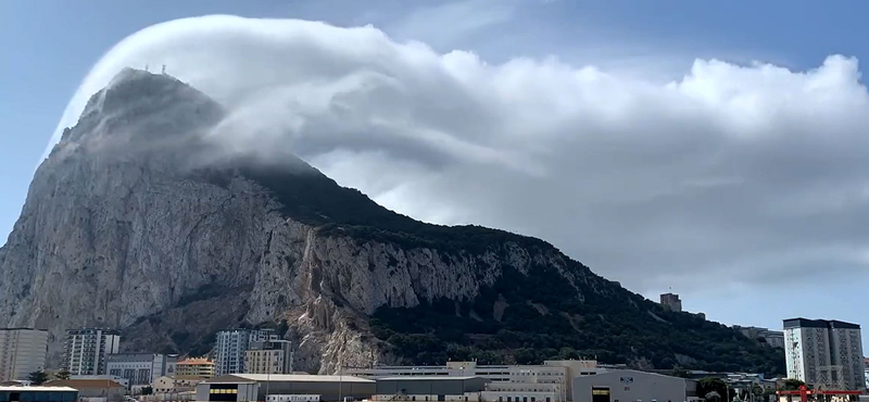 Látványos videón a Gibraltár szikláján átguruló Levanter felhő