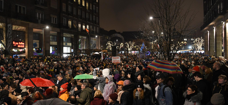 "A kultúra nem a politikusoké" Ezrek tüntettek a színházak szabadságáért – percről percre