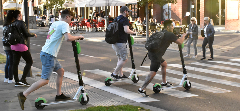 Jöhet a rollerszigor: korhatár és 20 km/h-s sebesség