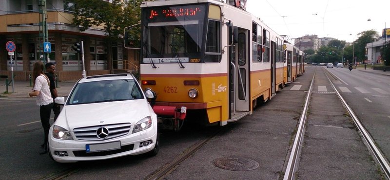 Fehér Merci karambolozott a 14-es villamossal Angyalföldön - fotó