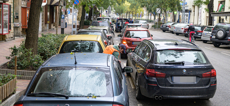 A Magyar Autóklub szerint időarányosan visszajárna az éves parkolódíjak ára