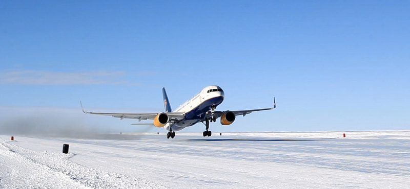 Ilyen még nem volt: egy Boeing 757-es utasszállító szállt le az Antarktisz jegére – fotók