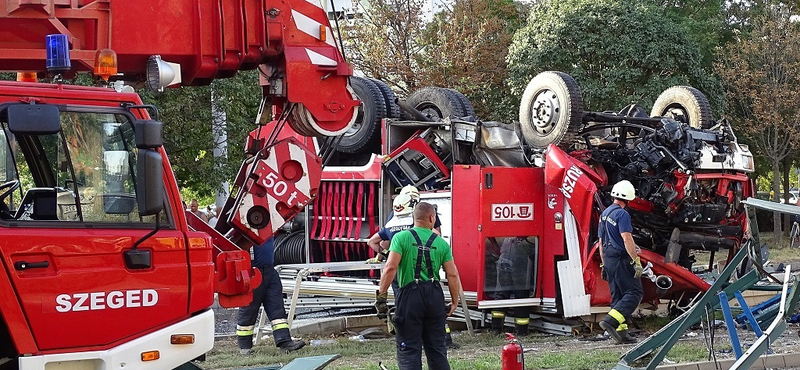 Felborult és villamosmegállónak csapódott egy tűzoltóautó Szegeden