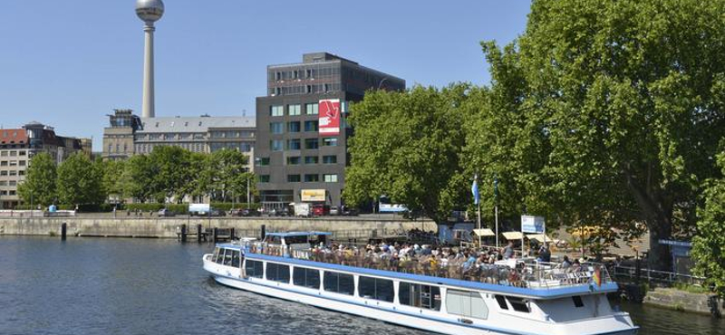 Többen megsérültek Berlinben, miután egy férfi a hídról a vízbe vizelt