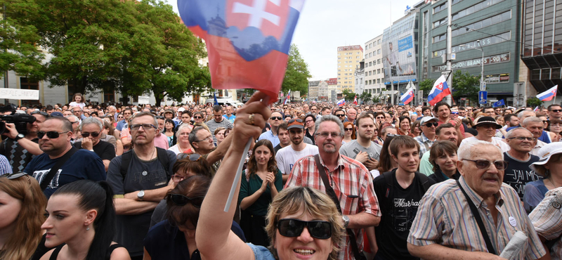 Galéria: Tisztességes Szlovákiát követeltek egy újabb tízezres tüntetésen Pozsonyban