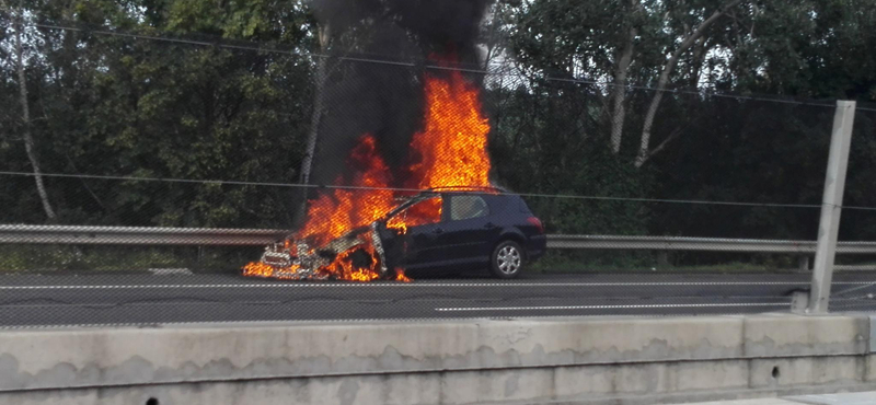 Lángolt egy autó az M3-as autópályán – fotó