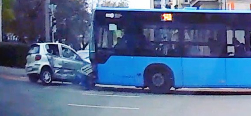 Videón, ahogy a busz elé hajt egy kis Toyota Pesterzsébeten