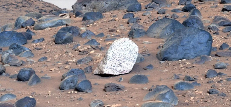 Nagyon furcsa sziklát talált a Marson a NASA