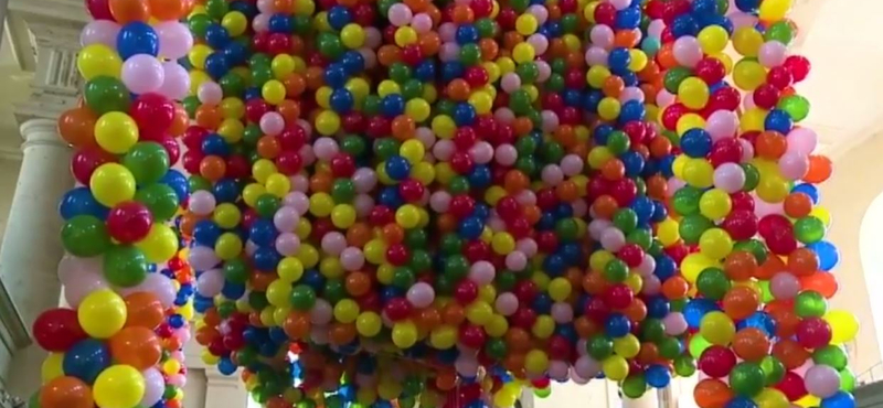 Nem 99, hanem 20,000 luftballon emelte magasba az ausztrál művészt