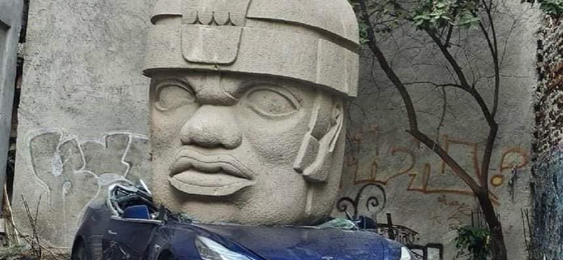 Gigantikus szoborfej lapított össze egy Teslát Mexikóban, sokáig csak találgatták, hogy mi történt