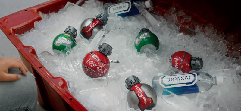 Tilos repülőre vinni a Coca-Cola új, Star Wars-os üdítőit, mert úgy néznek ki, mint a gránátok