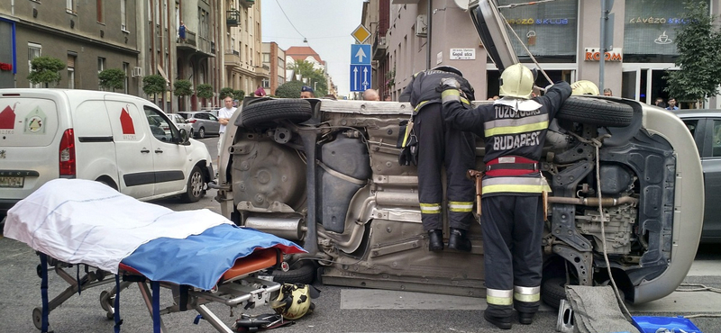 Fotók: tűzoltók vágtak ki egy embert az Újlipótvárosban felborult autóból