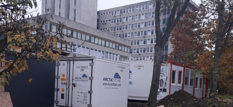 Nem konténer-hullaház, hanem egy óriási koronavírus-tesztelő központ épül a Jahn Ferenc kórház udvarán