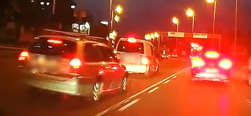 Rendőrautó mutatott be egy komoly büntetőfékezést az M1-M7 városi szakaszán- videó