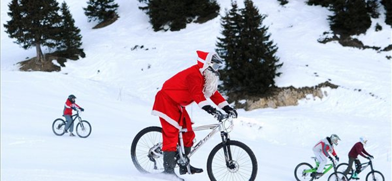 Fotó: havon bicikliző mikulás a svájci Alpokban