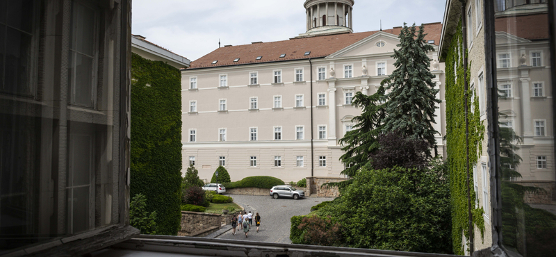 Közös tetoválást csináltatott egy fiúval, és szerzetesi ruhában feküdt fel az ágyára – vizsgálat indult egy bencés apáca ellen