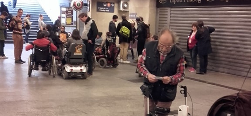 Akadálymentesített metróért tüntettek Budapesten