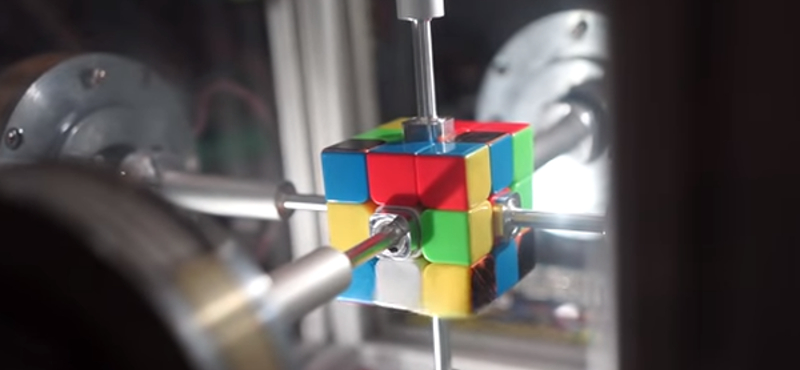 Ejtőernyőzés közben kirakni a Rubik-kockát? Nem lehetetlen – videó