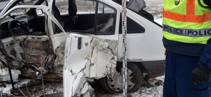 Csúnya balesetet okozott egy sofőr, aki lehajolt egy papírzsebkendőért