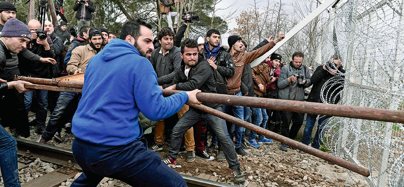 Bakondi: Migránsok közé vegyülő anarchistákról jelentenek a titkosszolgálatok